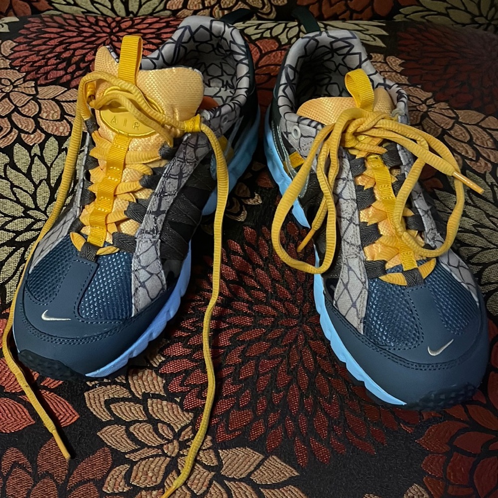 Unisex Nike ✔️ woman’s size : 10 mens :7.5